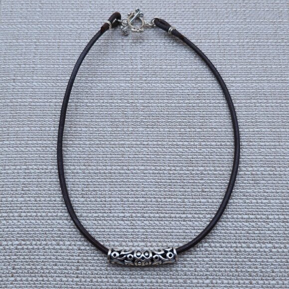 Jewelry - 16 Inch Sterling Silver & Leather Unique Floral Pendant Necklace B690